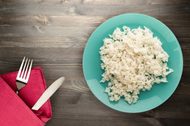 beyaz pirinç bir plaka üzerinde. ahşap arka plan üstten görünüm üzerinde pirinç