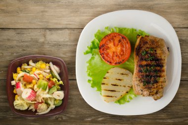  patates ve domates ahşap zemin ile domuz eti ızgara. g