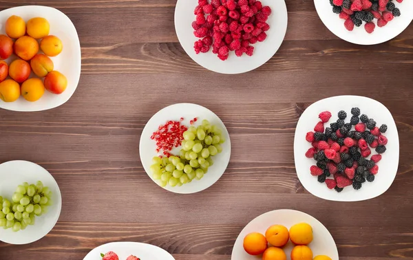 Frutas en un plato. comida vegetariana sobre fondo de madera. veganas f — Foto de Stock