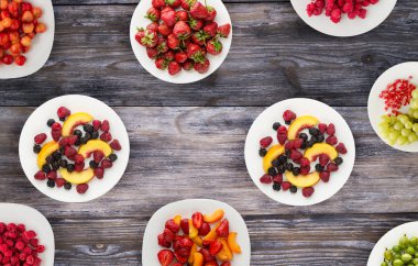 meyve bir plaka üzerinde. Vejetaryen gıda ahşap arka plan üzerinde. vegan gıda üstten görünüm