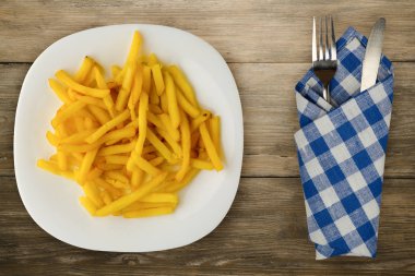  ahşap arka plan üzerinde patates kızartma 