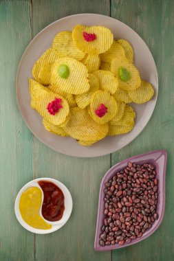 bir tabak patates cipsi. bir ahşap yongaları 