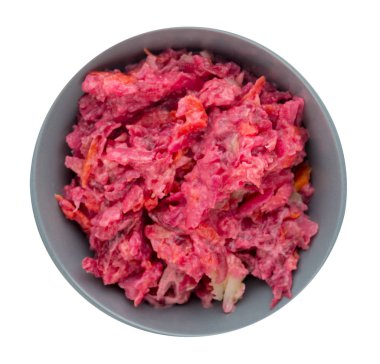  Beyaz arka plan üzerinde izole bir plaka üzerinde bir kürk manto altında ringa balığı. Ringa balığı, kırmızı pancar, havuç, mayonez ve soğan salata