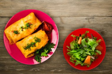 lahana bir tabak içinde alır. et lahana Üstten Görünüm.