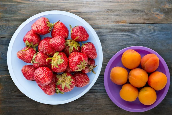 Fresas en un plato. Fresas sobre fondo de madera. Comida útil. nutrición vegana — Foto de Stock