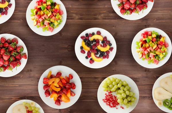 フルーツ ダイエット。木製の背景に皿の上の果物。健康食品 — ストック写真