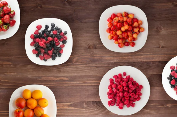 Frutas em um prato. comida vegetariana em fundo de madeira. comida vegan vista superior — Fotografia de Stock