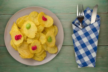 bir tabak patates cipsi. bir ahşap yongaları 