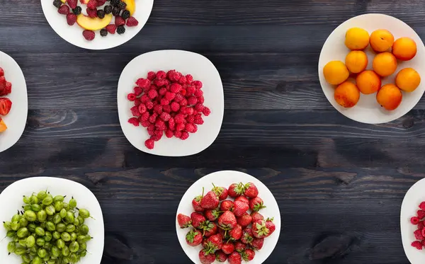 Frutas em um prato. comida vegetariana em fundo de madeira. comida vegan vista superior — Fotografia de Stock