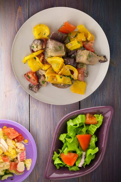 Vegetariánské jídlo. Restovaným lilkem na talíři. zdravé potraviny na wo — Stock fotografie