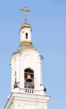 Mavi gökyüzüne karşı kilise. Kubbe Ortodoks Kilisesi görünümü aşağıdan