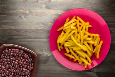  ahşap arka plan üzerinde patates kızartma 