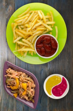  ahşap arka plan üzerinde patates kızartma 