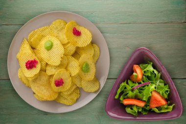 bir tabak patates cipsi. bir ahşap yongaları 