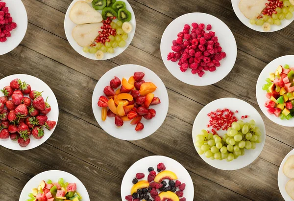 Dieta de frutas. Frutas em uma chapa em um contexto de madeira. Alimentos saudáveis — Fotografia de Stock