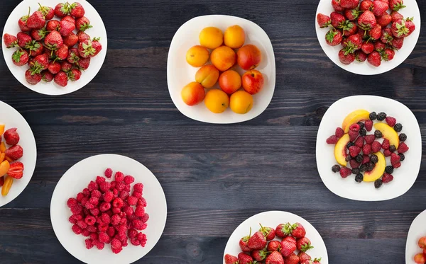 Frutas en un plato. comida vegetariana sobre fondo de madera. comida vegana vista superior — Foto de Stock