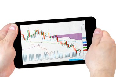 elinde stok grafikleri ile tablet. beyaz arka plan üzerinde izole elinde tablet