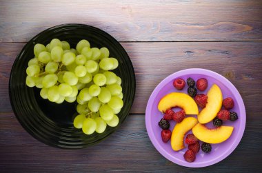 ahşap arka plan üzerinde üzüm. bir plaka üzerinde üzüm