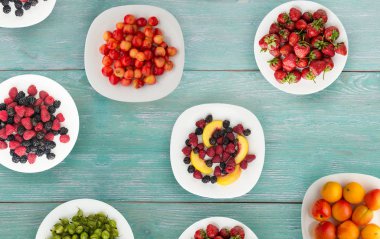 meyve bir plaka üzerinde. Vejetaryen gıda ahşap arka plan üzerinde. vegan gıda üstten görünüm