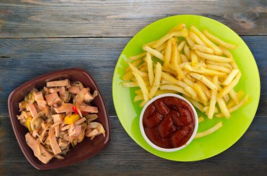  ahşap arka plan üzerinde patates kızartma 