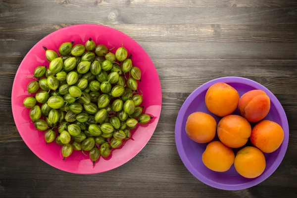 Gooseberries on plate  on wooden background. green gooseberry top view. healthy food — Stock Photo, Image