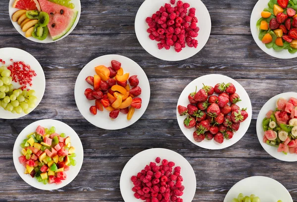 フルーツ ダイエット。木製の背景に皿の上の果物。健康食品 — ストック写真