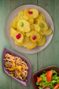 bir tabak patates cipsi. bir ahşap yongaları 