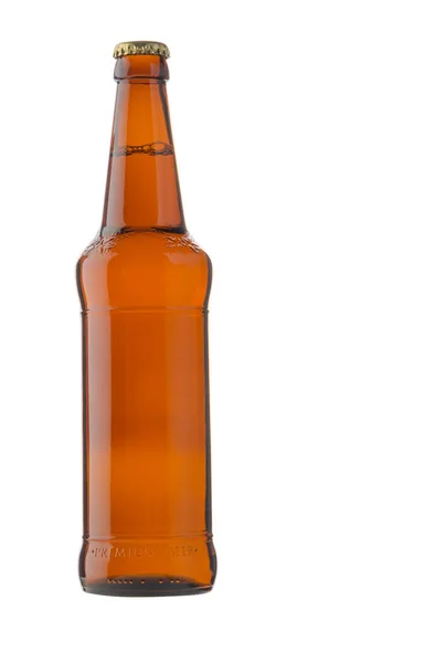 Frasco de cerveja isolado sobre fundo branco. Garrafa de cerveja com gotas de água — Fotografia de Stock