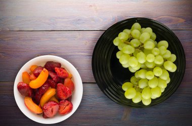 ahşap arka plan üzerinde üzüm. bir plaka üzerinde üzüm