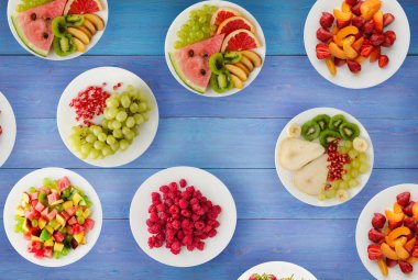 Meyve diyeti. Meyve ahşap arka plan üzerinde bir tabakta. Sağlıklı gıda