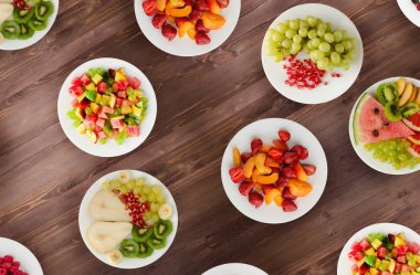 Meyve diyeti. Meyve ahşap arka plan üzerinde bir tabakta. Sağlıklı gıda