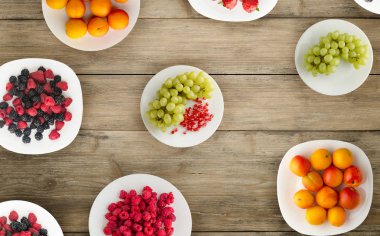 meyve bir plaka üzerinde. Vejetaryen gıda ahşap arka plan üzerinde. vegan gıda üstten görünüm