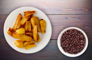  ahşap arka plan üzerinde patates kızartma 