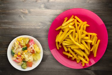  ahşap arka plan üzerinde patates kızartma 