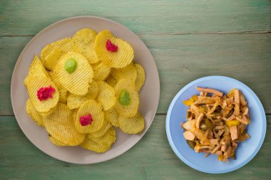 bir tabak patates cipsi. bir ahşap yongaları 