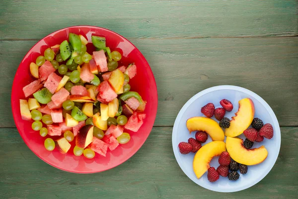 Insalata vegetariana di frutto su un piatto — Foto Stock