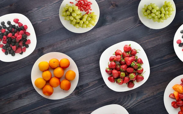 Frutas em um prato. comida vegetariana em fundo de madeira. comida vegan vista superior — Fotografia de Stock