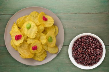 bir tabak patates cipsi. bir ahşap yongaları 