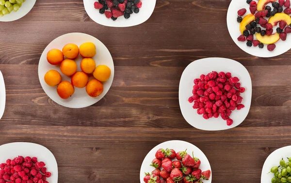 皿の上の果物。木製の背景に菜食主義の食糧。ビーガン f — ストック写真