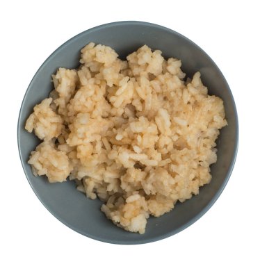  soya soslu pirinç beyaz arka plan üzerinde izole. bir tabak üst görünümünde soya soslu pirinç