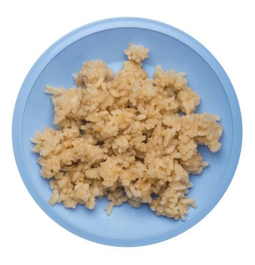  soya soslu pirinç beyaz arka plan üzerinde izole. bir tabak üst görünümünde soya soslu pirinç