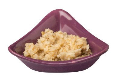  soya soslu pirinç beyaz arka plan üzerinde izole. bir tabak üst görünümünde soya soslu pirinç