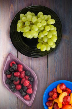 ahşap arka plan üzerinde üzüm. bir plaka üzerinde üzüm