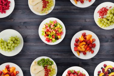 Meyve diyeti. Meyve ahşap arka plan üzerinde bir tabakta. Sağlıklı gıda