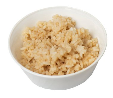  soya soslu pirinç beyaz arka plan üzerinde izole. bir tabak üst görünümünde soya soslu pirinç