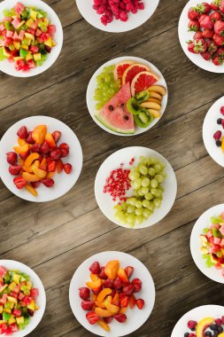 Meyve diyeti. Meyve ahşap arka plan üzerinde bir tabakta. Sağlıklı gıda