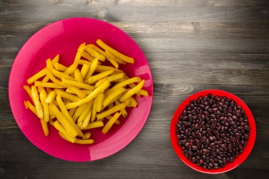  ahşap arka plan üzerinde patates kızartma 