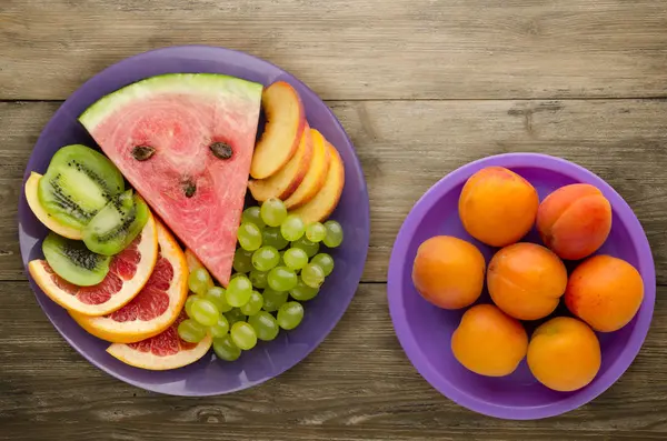 Fruta cortada en rodajas en un plato — Foto de Stock