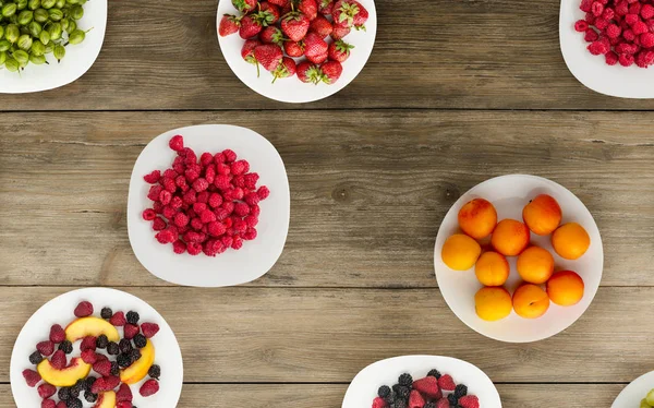 Frutas em um prato. comida vegetariana em fundo de madeira. comida vegan vista superior — Fotografia de Stock