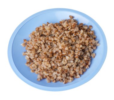 beyaz arka plan üzerinde izole bir tabakta karabuğday. karabuğday üst görünümü. Sağlıklı gıda.  